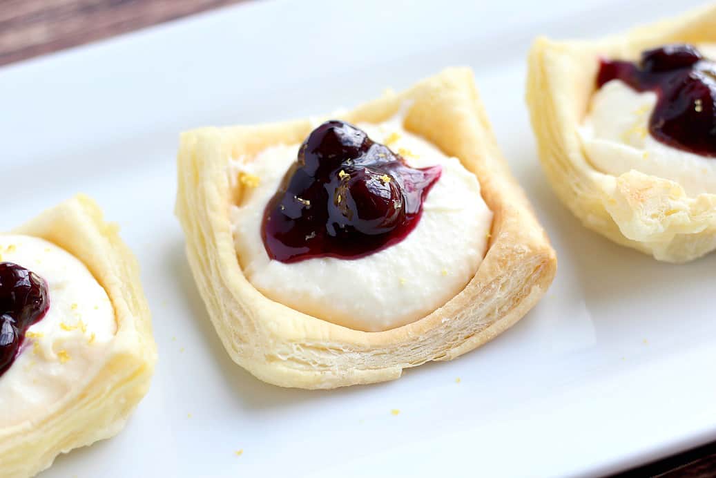 Visualisation rapprochée de coupes à gâteau au fromage au citron sans cuisson