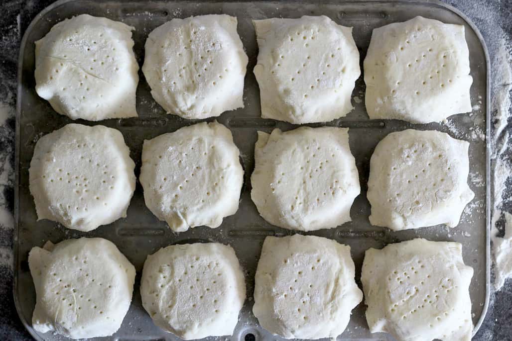 Déposer les carrés de pâte feuilletée sur les coupelles de cupcake