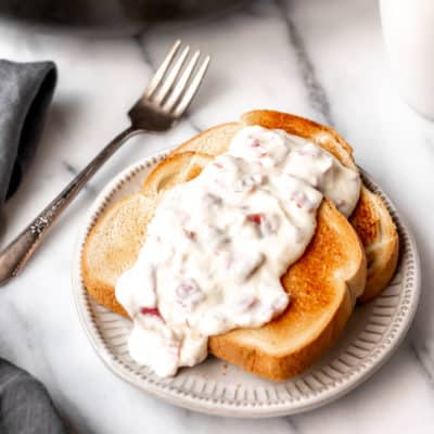 2 slices of Creamed Chipped Beef on toast close up.