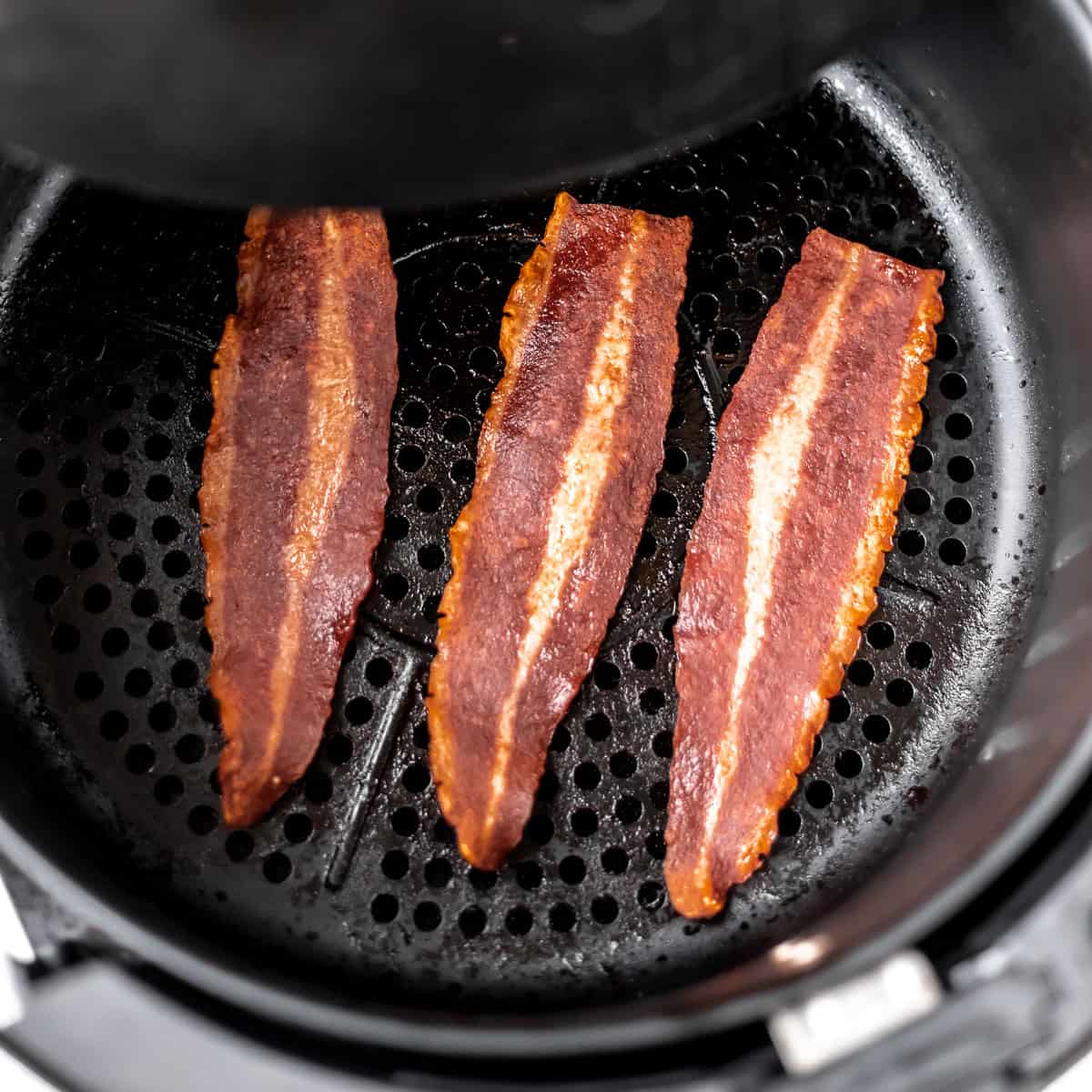 https://deliciouslittlebites.com/wp-content/uploads/2023/01/Air-Fryer-Turkey-Bacon-Recipe-Image-1-3.jpg