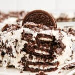 A close up of a serving of Oreo icebox cake with text overlay.
