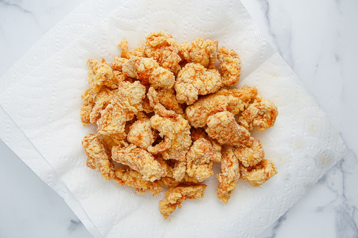 A plate of fried chicken pieces.