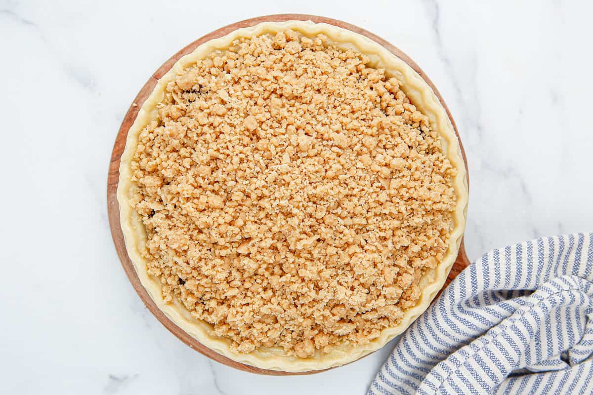 A cherry pie topped with a brown sugar and cinnamon crumble.
